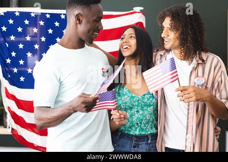 Eine bunte Gruppe von Freunden versammelt sich und zeigt patriotischen Stolz Stockfoto