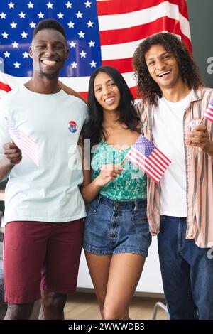 Eine bunte Gruppe von Freunden steht vor amerikanischem Flaggenhintergrund Stockfoto