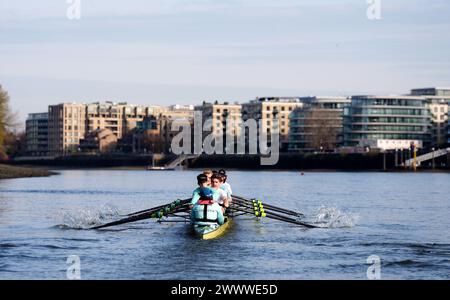 Das Cambridge-Männerteam während eines Trainings auf der Themse in London. Bilddatum: Dienstag, 26. März 2024. Stockfoto