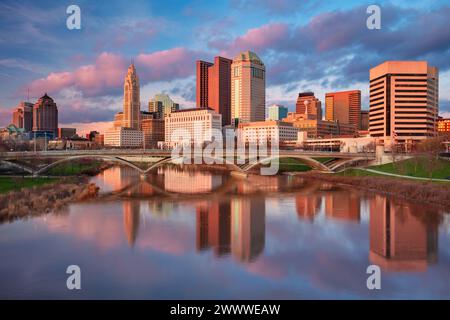 Columbus, Ohio, USA. Stadtbild der Skyline von Columbus, Ohio, USA mit der Reflexion der Stadt im Scioto River bei Sonnenuntergang im Frühling. Stockfoto