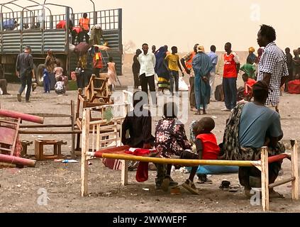 Joda, Südsudan. März 2024. Flüchtlinge aus dem Sudan warten hinter dem Grenzübergang Joda mit ihrem hab und gut, um ihre Reise in die südsudanesische Grenzstadt Renk fortzusetzen. Der seit Mitte April 2023 andauernde Machtkampf im Sudan hat laut UNO die größte Flüchtlingskrise der Welt mit mehr als acht Millionen Flüchtlingen ausgelöst. Während viele dieser Menschen vor den Kämpfen im Sudan Sicherheit suchen, sind andere in die Nachbarländer Südsudan oder Tschad geflohen. Eva-Maria Krafczyk/dpa/Alamy Live News Stockfoto