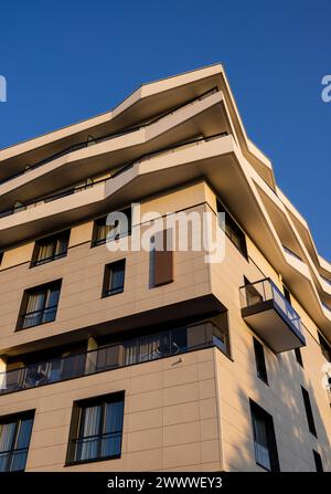 Hotelgebäude mit großartiger Architektur in Straßburg, Frankreich, mit blauem Himmel, der morgens im hellen Kopierraum oben geschossen wurde Stockfoto