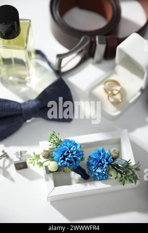 Hochzeitssachen. Komposition mit stilvoller Boutonniere auf weißem Hintergrund, Großaufnahme Stockfoto