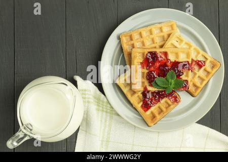 Süße belgische Waffeln mit Marmelade. Hausgemachte Waffeln. Kopierbereich Stockfoto