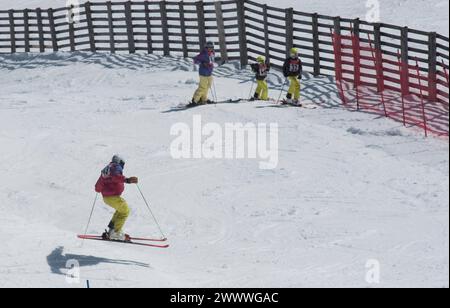 Beim Skifahren einen Sprung machen, Skitechnik und Können beim Skifahren einen Sprung machen Stockfoto