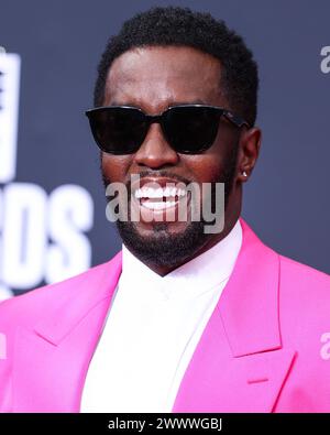 (DATEI) Diddy's Häuser in Los Angeles und Miami wurden am Montag, 25. März 2024, von der Strafverfolgungsbehörde überfallen. LOS ANGELES, KALIFORNIEN, USA - 26. JUNI: der amerikanische Rapper, Plattenproduzent und Plattenmanager Diddy (Sean Love Combs, auch bekannt unter seinen Künstlernamen Puff Daddy oder P. Diddy) kommt am 26. Juni 2022 bei den BET Awards 2022 im Microsoft Theater at L.A. Live in Los Angeles, Kalifornien, USA. (Foto: Xavier Collin/Image Press Agency) Stockfoto