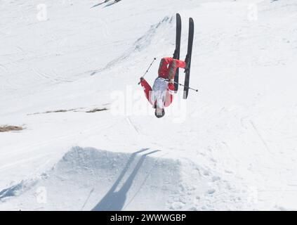 Beim Skifahren einen Sprung machen, Skitechnik und Können beim Skifahren einen Sprung machen Stockfoto