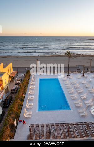 CA'n Pastilla, Balearen, Mallorca, Spanien, Blick aus der Luft auf den Swimmingpool mit Sonnenuntergang, nur Redaktion. Stockfoto