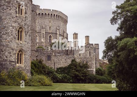 Detaillierter Abschnitt von Windsor Castle in England von Nordwesten aus, der den Round Tower mit einem Rasen im Vordergrund und einem hellgrauen Himmel zeigt Stockfoto