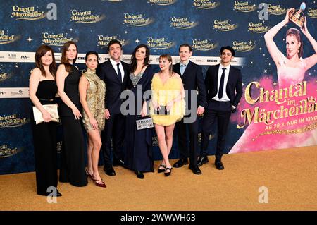 Lena Schömann, Maria Ehrich, Gizem Emre, Bora Dagtekin, Nora Tschirner, Jella Haase, Max von der Groeben und Mido Kotaini bei der Weltpremiere des Kinofilms Chantal im Märchenland im Mathäser Filmpalast. München, 25.03.2024 *** Lena Schömann, Maria Ehrich, Gizem Emre, Bora Dagtekin, Nora Tschirner, Jella Haase, Max von der Groeben und Mido Kotaini bei der Uraufführung des Spielfilms Chantal im Märchenland im Mathäser Filmpalast München, 25 03 2024 Foto:XR.xHeinex/xFuturexImagex chantal muenchen 4385 Stockfoto