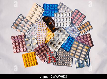 Die pharmazeutische Industrie in Indien wurde 2021 auf schätzungsweise 42 Milliarden US-Dollar geschätzt und wird bis 2030 auf 130 Milliarden US-Dollar geschätzt. 2023 ist die indische Pharmaindustrie die weltweit 13. Größte nach Wert und drittgrößte nach Volumen. Tehatta, Westbengalen; Indien. Stockfoto