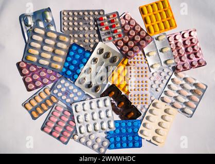 Die pharmazeutische Industrie in Indien wurde 2021 auf schätzungsweise 42 Milliarden US-Dollar geschätzt und wird bis 2030 auf 130 Milliarden US-Dollar geschätzt. 2023 ist die indische Pharmaindustrie die weltweit 13. Größte nach Wert und drittgrößte nach Volumen. Tehatta, Westbengalen; Indien. Stockfoto