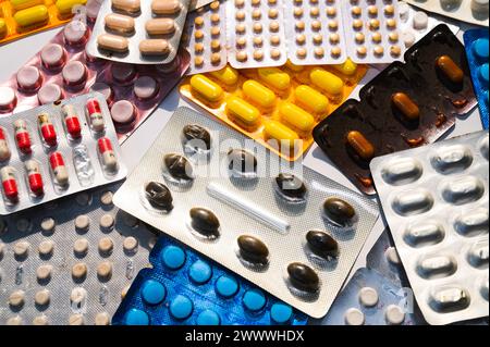 Die pharmazeutische Industrie in Indien wurde 2021 auf schätzungsweise 42 Milliarden US-Dollar geschätzt und wird bis 2030 auf 130 Milliarden US-Dollar geschätzt. 2023 ist die indische Pharmaindustrie die weltweit 13. Größte nach Wert und drittgrößte nach Volumen. Tehatta, Westbengalen; Indien. Stockfoto