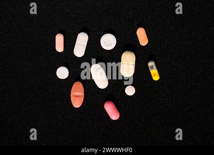 Die pharmazeutische Industrie in Indien wurde 2021 auf schätzungsweise 42 Milliarden US-Dollar geschätzt und wird bis 2030 auf 130 Milliarden US-Dollar geschätzt. 2023 ist die indische Pharmaindustrie die weltweit 13. Größte nach Wert und drittgrößte nach Volumen. Tehatta, Westbengalen; Indien. Stockfoto
