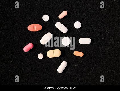 Die pharmazeutische Industrie in Indien wurde 2021 auf schätzungsweise 42 Milliarden US-Dollar geschätzt und wird bis 2030 auf 130 Milliarden US-Dollar geschätzt. 2023 ist die indische Pharmaindustrie die weltweit 13. Größte nach Wert und drittgrößte nach Volumen. Tehatta, Westbengalen; Indien. Stockfoto
