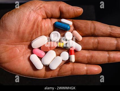 Die pharmazeutische Industrie in Indien wurde 2021 auf schätzungsweise 42 Milliarden US-Dollar geschätzt und wird bis 2030 auf 130 Milliarden US-Dollar geschätzt. 2023 ist die indische Pharmaindustrie die weltweit 13. Größte nach Wert und drittgrößte nach Volumen. Tehatta, Westbengalen; Indien. Stockfoto