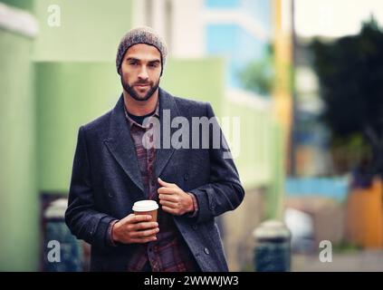 Mode, Porträt oder Mann auf der Straße mit Kaffee oder Mantel für trendige Kleidung, Outdoor-Reisen oder elegantes Winteroutfit. Stadt, Drink oder stylischer Kerl Stockfoto