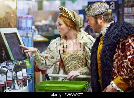 Technologie, schockiert und König mit Königin, Supermarkt oder Krone mit königlichem Paar oder Erhöhung. Digitale Zahlung, Mann oder Frau mit Selbstkasse im Geschäft Stockfoto