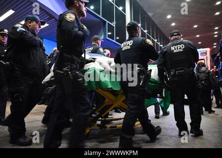 (ANMERKUNG DER REDAKTION: Bild zeigt Tod) Leiche des NYPD-Offiziers Jonathan Diller ging bei der würdevollen Versetzung aus dem Jamaica Hospital. Der NYPD-Offizier Jonathan Diller, der bei einem Fahrzeugstopp tödlich erschossen wurde, wurde im Jamaica Hospital in Queens in würdevoller Weise versetzt. Der NYPD-Offizier Jonathan Diller hielt an der 1919 Mott Avenue in Far Rockaway, Queens, vor 18 Uhr an, als ein Verdächtiger eine Waffe abfeuerte, den Offizier in den Magen schlug und ein anderer Offizier dann das Feuer zurückgab und den Verdächtigen in den Rücken schlug. Der NYPD-Offizier Jonathan Diller wurde in Jamaica Hospital gebracht, erlag aber ihm Stockfoto