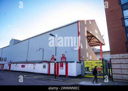 London, Großbritannien. Februar 2024. Die Osttribüne ist im Stadion der Brisbane Road des Leyton Orient Football Club zu sehen. Das Stadion ist heute als Gaughan Group Stadium bekannt. Quelle: Mark Kerrison/Alamy Live News Stockfoto