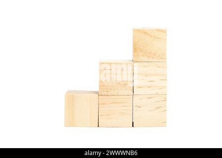 Gestapelte Holzwürfel bilden eine aufsteigende Treppe nach rechts, isoliert auf weißem Hintergrund. Stockfoto