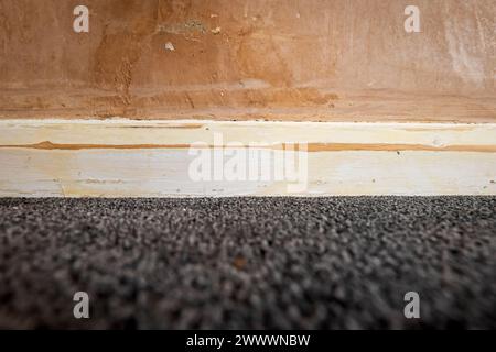 Sanded Holz Sockelleiste Nahaufnahme während der Renovierung des Hauses. Stockfoto