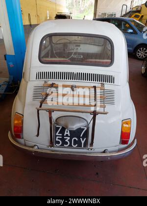 Rückseite eines White Classic Fiat 500 in einer Mechanikerwerkstatt in Montefiascone, Region Latium, Italien. März 2024 Stockfoto