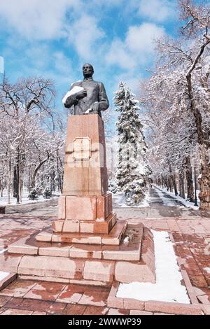 Almaty, Kasachstan - 15. März 2024: Monumentalbüste für den sowjetischen Kommandeur Panfilow am Eingang zum Park, benannt nach 28 Panfilow-Wachleuten. 19 Stockfoto