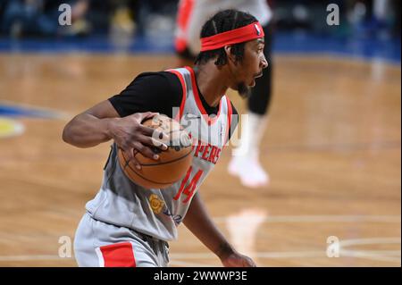 Mexiko-Stadt, Ciudad de Mexico, Mexiko. März 2024. 25. März 2024, Mexiko-Stadt: Nate Hinton #14 der Rio Grande Valley Vipers übernimmt den Ball während des NBA G League Spiels gegen die Mexico City Capitanes in der Arena CDMX. Am 25. März 2024 in Mexiko-Stadt. (Kreditbild: © Carlos Tischler/OKULARBOGEN via ZUMA Press Wire) NUR REDAKTIONELLE VERWENDUNG! Nicht für kommerzielle ZWECKE! Stockfoto