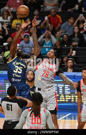 Mexiko-Stadt, Ciudad de Mexico, Mexiko. März 2024. 25. März 2024, Mexico City, Mexiko: Kenneth Faried #35 der Mexico City Capitanes und Ray Spalding #26 der Rio Grande Valley Vipers springen beim Eröffnungstipp des NBA G League Game in der Arena CDMX um den Ball. Am 25. März 2024 in Mexiko-Stadt. (Kreditbild: © Carlos Tischler/OKULARBOGEN via ZUMA Press Wire) NUR REDAKTIONELLE VERWENDUNG! Nicht für kommerzielle ZWECKE! Stockfoto
