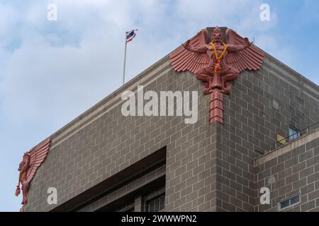 Horizontaler Blick auf garuda- oder Chrutreliefs und thai-Flagge an der Fassade und dem Dach des alten General Post Office alias Grand Postal Building Stockfoto