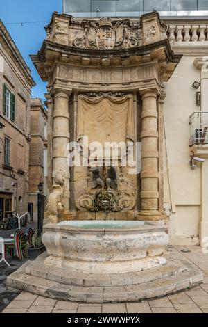 Antike barocke Brunnen auf dem St. George's Square, Valletta, Malta Stockfoto