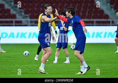 Cho GUE-sung (L) und andere südkoreanische Spieler wurden während eines Trainings vor der Qualifikationsrunde der Asiatischen Weltmeisterschaft, der zweiten Runde, dem Spiel der Gruppe C gegen Thailand im Rajamangala Stadium gesehen. Stockfoto