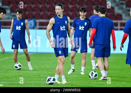 Cho GUE sang Südkorea und andere südkoreanische Spieler in Aktion während eines Trainings vor der Qualifikationsrunde der Asiatischen Weltmeisterschaft, der zweiten Runde, dem Spiel der Gruppe C gegen Thailand im Rajamangala Stadium. Stockfoto