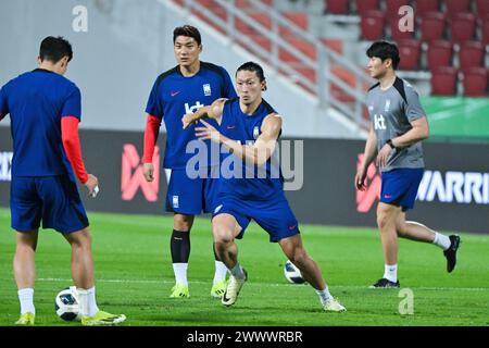 Cho GUE-sung (C) und andere südkoreanische Spieler in Aktion während eines Trainings vor der Qualifikationsrunde der Asiatischen Weltmeisterschaft, der zweiten Runde, dem Spiel der Gruppe C gegen Thailand im Rajamangala Stadium. (Foto: Kittinun Rodsupan / SOPA Images/SIPA USA) Stockfoto