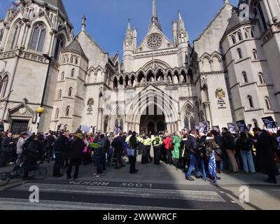 London, Großbritannien. 26. März 2024 Demonstranten und Unterstützer versammeln sich vor den Royal Courts of Justice in London, da im Rahmen der endgültigen Entscheidung über die umstrittene Wikileaks-Figur Julian Assange entschieden wird. © Simon King/Alamy Live News Stockfoto