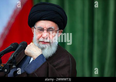 Teheran, Iran. März 2024. Der iranische Oberste Führer Ayatollah ALI KHAMENEI trifft in Teheran mit mehreren Dichtern und Menschen aus Kultur und Literatur zusammen. (Foto: © Iranian Supreme Leader's Office via ZUMA Press Wire) NUR REDAKTIONELLE VERWENDUNG! Nicht für kommerzielle ZWECKE! Credit: ZUMA Press, Inc./Alamy Live News Credit: ZUMA Press, Inc./Alamy Live News Stockfoto