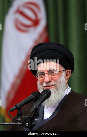 Teheran, Iran. März 2024. Der iranische Oberste Führer Ayatollah ALI KHAMENEI trifft in Teheran mit mehreren Dichtern und Menschen aus Kultur und Literatur zusammen. (Foto: © Iranian Supreme Leader's Office via ZUMA Press Wire) NUR REDAKTIONELLE VERWENDUNG! Nicht für kommerzielle ZWECKE! Credit: ZUMA Press, Inc./Alamy Live News Credit: ZUMA Press, Inc./Alamy Live News Stockfoto