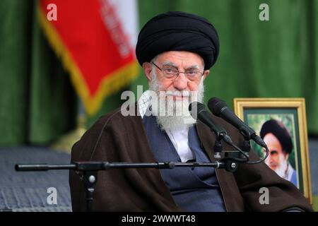 Teheran, Iran. März 2024. Der iranische Oberste Führer Ayatollah ALI KHAMENEI trifft in Teheran mit mehreren Dichtern und Menschen aus Kultur und Literatur zusammen. (Foto: © Iranian Supreme Leader's Office via ZUMA Press Wire) NUR REDAKTIONELLE VERWENDUNG! Nicht für kommerzielle ZWECKE! Credit: ZUMA Press, Inc./Alamy Live News Credit: ZUMA Press, Inc./Alamy Live News Stockfoto