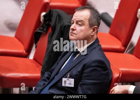 Der amtierende serbische Premierminister und Außenminister Ivica Dacic kommt zu einem Verfahrensgespräch des Sicherheitsrats im Hauptquartier der Vereinten Nationen. Russland beantragte am 25. Jahrestag der NATO-Intervention in der ehemaligen Republik Jugoslawien eine Sitzung des Sicherheitsrats. Russland versuchte, Parallelen zwischen der NATO-Intervention und seinem eigenen Krieg gegen die Ukraine herzustellen. Es gab einen hitzigen Austausch zwischen den Botschaftern Frankreichs Nicolas de Riviere und Russlands Vassily Nebenzia auf der Tagesordnung der Sitzung, und die anschließende Abstimmung über die Verfahrensagenda ergab Ergebnisse mit 3 Ja-Stimmen (Russland, Algerien, China) und 12 Stimmenthaltungen (Unite) Stockfoto