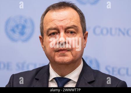 Der amtierende serbische Premierminister und Außenminister Ivica Dacic spricht vor der Presse im UN-Hauptquartier in New York. Russland beantragte am 25. Jahrestag der NATO-Intervention in der ehemaligen Republik Jugoslawien eine Sitzung des Sicherheitsrats. Russland versuchte, Parallelen zwischen der NATO-Intervention und seinem eigenen Krieg gegen die Ukraine herzustellen. Es kam zu einem Austausch zwischen den Botschaftern Frankreichs Nicolas de Riviere und Russland Vassily Nebenzia auf der Tagesordnung der Sitzung, und die anschließende Abstimmung über die Verfahrensagenda ergab Ergebnisse mit 3 Ja-Stimmen (Russland, Algerien, China) und 12 Stimmenthaltungen (Vereinigtes Königreich, Vereinigtes Königreich, Vereinigtes Königreich) Stockfoto