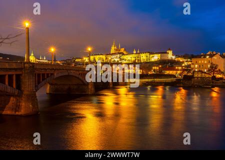 Lobkowicz-Palast und St. Vitusdom von der Karlsbrücke aus gesehen, Karluv Most, Prag, Tschechische Republik Stockfoto