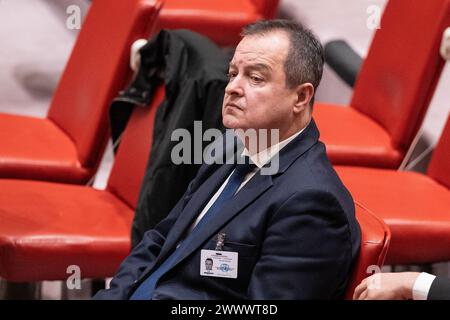 Der amtierende serbische Premierminister und Außenminister Ivica Dacic kommt zu einem Verfahrensgespräch des Sicherheitsrats im Hauptquartier der Vereinten Nationen. Russland beantragte am 25. Jahrestag der NATO-Intervention in der ehemaligen Republik Jugoslawien eine Sitzung des Sicherheitsrats. Russland versuchte, Parallelen zwischen der NATO-Intervention und seinem eigenen Krieg gegen die Ukraine herzustellen. Es gab einen hitzigen Austausch zwischen den Botschaftern Frankreichs Nicolas de Riviere und Russlands Vassily Nebenzia auf der Tagesordnung der Sitzung, und die anschließende Abstimmung über die Verfahrensagenda ergab Ergebnisse mit 3 Ja-Stimmen (Russland, Algerien, China) und 12 Stimmenthaltungen (Unite) Stockfoto