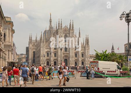 Mailand, Italien - 15. Juni 2019: Menschenmenge vor dem Dom von Mailand am Sommertag. Stockfoto