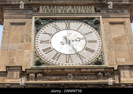 Mailand, Italien - 15. Juni 2019: Öffentliche Uhr am Palazzo Affari Tower Historisches Wahrzeichen am Mercanti-Platz. Stockfoto