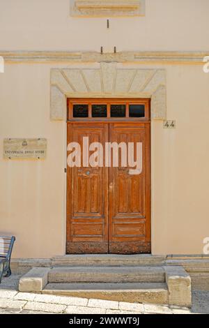 San Marino - 16. Juni 2019: Eintritt zum Universita degli Studi-Gebäude in der Republik San Marino. Stockfoto