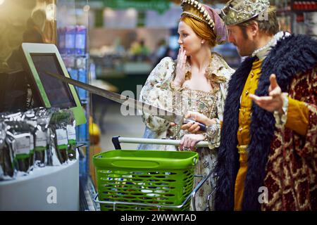 Digitale Zahlung, Überraschung und König mit Königin, Supermarkt oder Krone mit königlichem Paar oder schockiert. Erhöhen, Mann oder Frau mit Selbstkasse im Geschäft Stockfoto