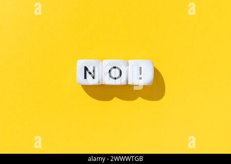 Kein Wort auf weißen Cube-Blöcken isoliert auf gelbem Hintergrund Stockfoto