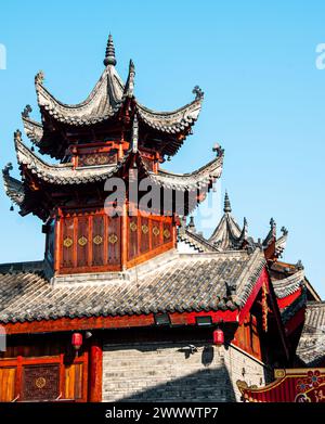 Die traditionelle chinesische Ziegel- und Holzarchitektur unter Sonnenlicht in Wuhan, China. Stockfoto