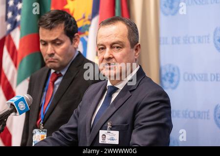 New York, New York, USA. März 2024. Der amtierende serbische Premierminister und Außenminister Ivica Dacic spricht vor der Presse im UN-Hauptquartier in New York. Russland beantragte am 25. Jahrestag der NATO-Intervention in der ehemaligen Republik Jugoslawien eine Sitzung des Sicherheitsrats. Russland versuchte, Parallelen zwischen der NATO-Intervention und seinem eigenen Krieg gegen die Ukraine herzustellen. Es kam zu einem Austausch zwischen den Botschaftern Frankreichs Nicolas de Riviere und Russland Vassily Nebenzia auf der Tagesordnung der Sitzung, und die anschließende Abstimmung über die Verfahrensagenda ergab Ergebnisse als 3 zugunsten (Russland, Algerien, Stockfoto